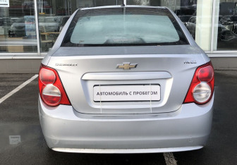Подержанный автомобиль Chevrolet Aveo Hatchback 2012 года (6 фото)