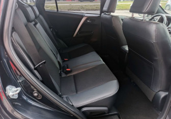 Подержанный автомобиль Toyota RAV4 2016 года (16 фото)