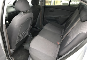 Подержанный автомобиль Kia Rio Hatchback 2009 года (11 фото)