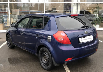 Подержанный автомобиль Kia Ceed Hatchback 2007 года (7 фото)