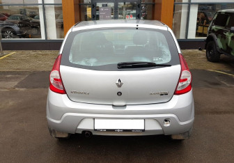 Подержанный автомобиль Renault Sandero 2013 года (6 фото)