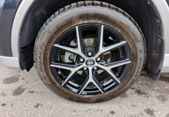 Подержанный автомобиль Toyota RAV4 2016 года (10 фото)