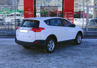 Подержанный автомобиль Toyota RAV4 2013 года (5 фото)