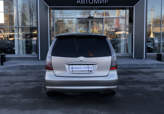 Подержанный автомобиль Mitsubishi Grandis 2006 года (6 фото)