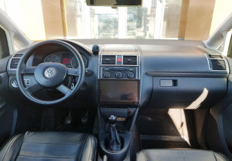 Подержанный автомобиль Volkswagen Touran 2004 года (11 фото)