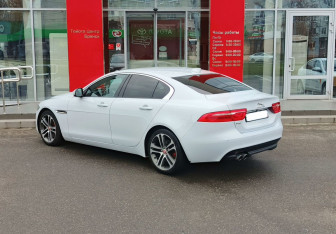 Подержанный автомобиль Jaguar XE 2016 года (7 фото)