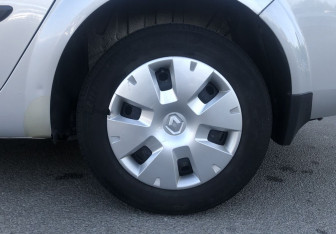 Подержанный автомобиль Renault Megane Sedan 2006 года (14 фото)