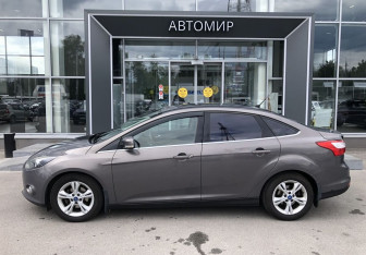 Подержанный автомобиль Ford Focus Sedan 2012 года (8 фото)