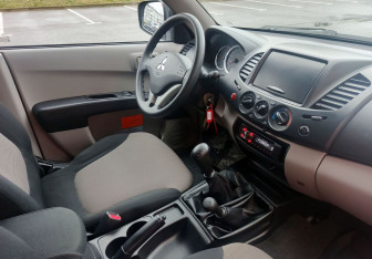 Подержанный автомобиль Mitsubishi L200 2011 года (14 фото)