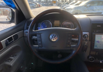 Подержанный автомобиль Volkswagen Touareg 2005 года (12 фото)