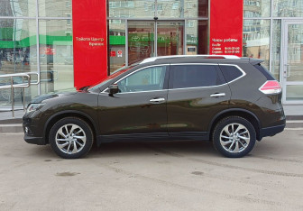 Подержанный автомобиль Nissan X-Trail 2015 года (8 фото)