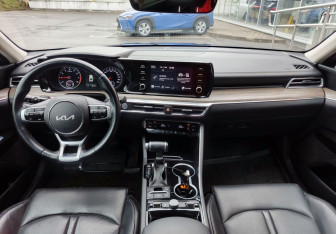 Подержанный автомобиль Kia K5 2022 года (15 фото)