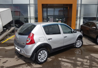 Подержанный автомобиль Renault Sandero 2013 года (5 фото)