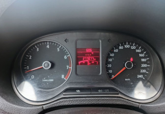 Подержанный автомобиль Volkswagen Polo Sedan 2011 года (13 фото)