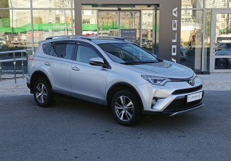 Подержанный автомобиль Toyota RAV4 2015 года (3 фото)