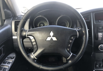 Подержанный автомобиль Mitsubishi Pajero 2008 года (12 фото)