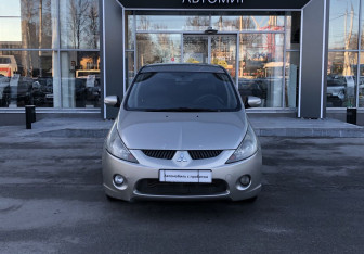 Подержанный автомобиль Mitsubishi Grandis 2006 года (2 фото)