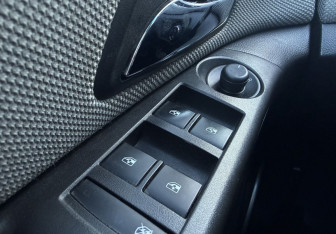 Подержанный автомобиль Chevrolet Cruze Hatchback 2013 года (13 фото)