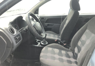 Подержанный автомобиль Ford Fusion 2006 года (9 фото)
