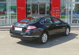 Подержанный автомобиль Nissan Teana 2011 года (5 фото)