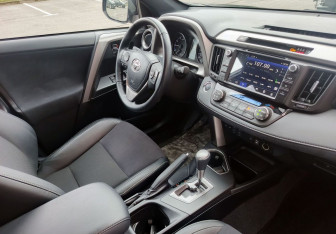 Подержанный автомобиль Toyota RAV4 2016 года (14 фото)