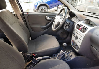 Подержанный автомобиль Opel Corsa 2002 года (9 фото)