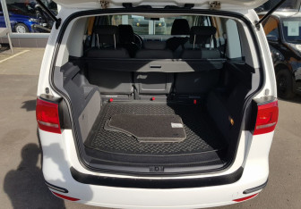 Подержанный автомобиль Volkswagen Touran 2011 года (12 фото)