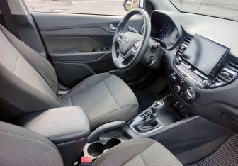 Подержанный автомобиль Hyundai Solaris Sedan 2022 года (14 фото)