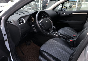 Подержанный автомобиль Citroen C4 Hatchback 2012 года (9 фото)