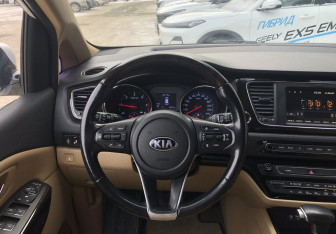 Подержанный автомобиль Kia Carnival 2019 года (13 фото)