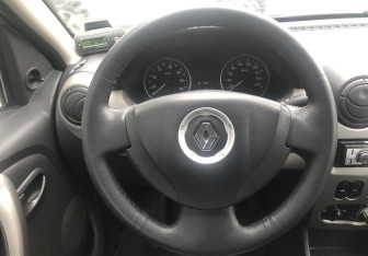 Подержанный автомобиль Renault Sandero 2011 года (11 фото)