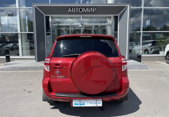 Подержанный автомобиль Toyota RAV4 2010 года (6 фото)
