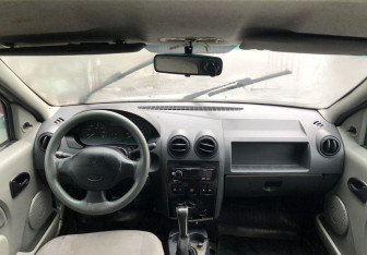 Подержанный автомобиль Renault Logan Sedan 2007 года (10 фото)