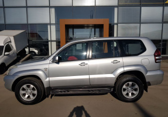 Подержанный автомобиль Toyota Land Cruiser Prado 2003 года (8 фото)