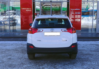 Подержанный автомобиль Toyota RAV4 2013 года (6 фото)