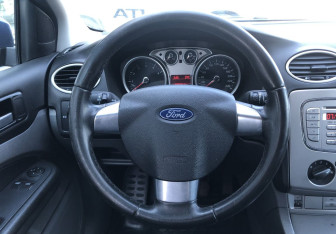 Подержанный автомобиль Ford Focus Hatchback 2009 года (12 фото)