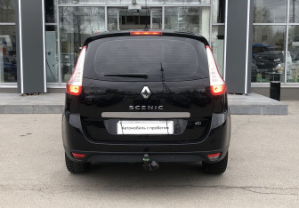 Подержанный автомобиль Renault Scenic 2011 года (6 фото)