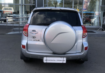 Подержанный автомобиль Toyota RAV4 2008 года (6 фото)