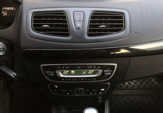 Подержанный автомобиль Renault Fluence 2011 года (12 фото)