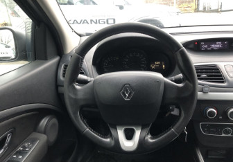 Подержанный автомобиль Renault Fluence 2012 года (12 фото)