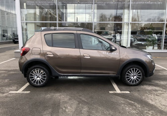 Подержанный автомобиль Renault Sandero 2019 года (8 фото)