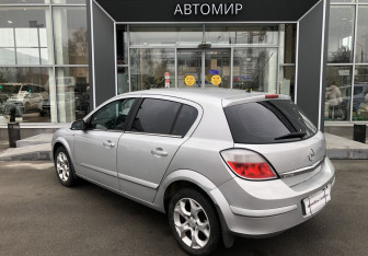 Подержанный автомобиль Opel Astra Hatchback 2005 года (5 фото)