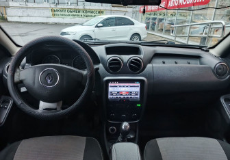 Подержанный автомобиль Renault Duster 2012 года (15 фото)