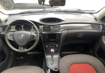 Подержанный автомобиль DongFeng H30 Cross 2015 года (10 фото)