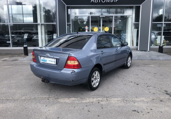 Подержанный автомобиль Toyota Corolla Sedan 2003 года (5 фото)