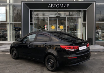 Подержанный автомобиль Kia Rio Sedan 2017 года (7 фото)