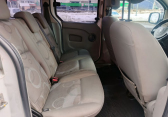 Подержанный автомобиль Renault Kangoo 2010 года (15 фото)