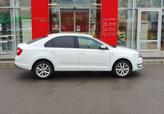 Подержанный автомобиль Skoda Rapid Liftback 2015 года (4 фото)