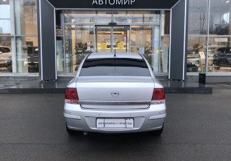 Подержанный автомобиль Opel Astra Sedan 2010 года (6 фото)
