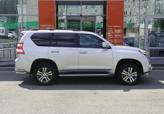 Подержанный автомобиль Toyota Land Cruiser Prado 2014 года (4 фото)